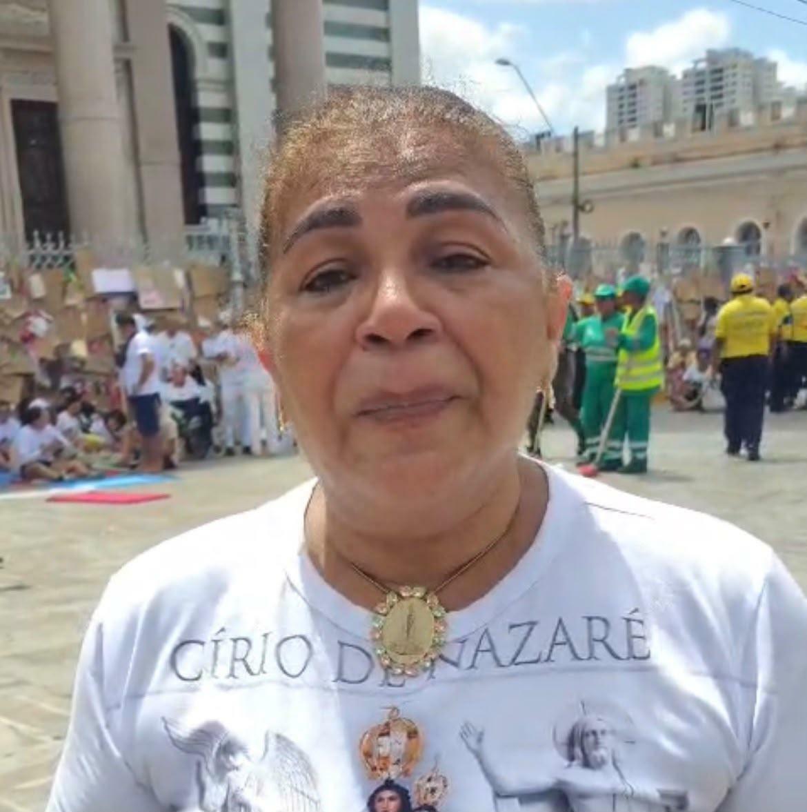 No final da procissão, devota relata história de fé